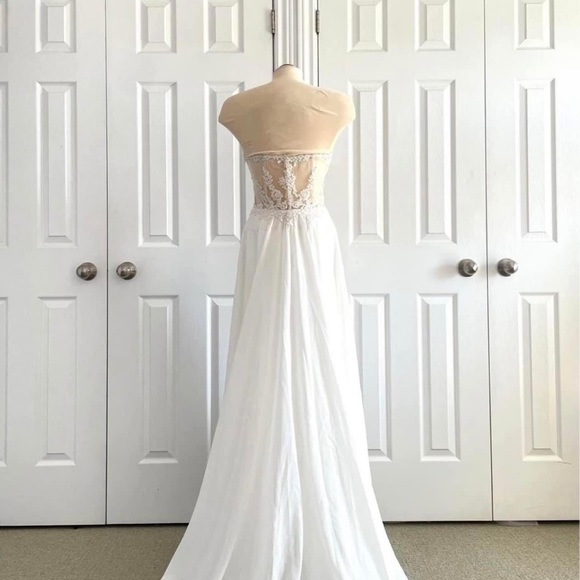 Size 4 Strapless Sweetheart Neckline Wedding Gown - Picture 5 of 6